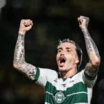 Jogadores de futebol no campo e tela do Cartola 2026 com dicas para meias e atacantes.