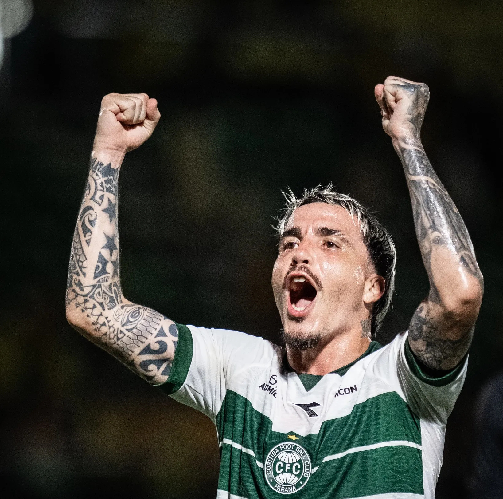 Jogadores de futebol no campo e tela do Cartola 2026 com dicas para meias e atacantes.