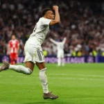 Kylian Mbappé e Matteo Ruggeri em campo, com pontuações do Cartola Campeões