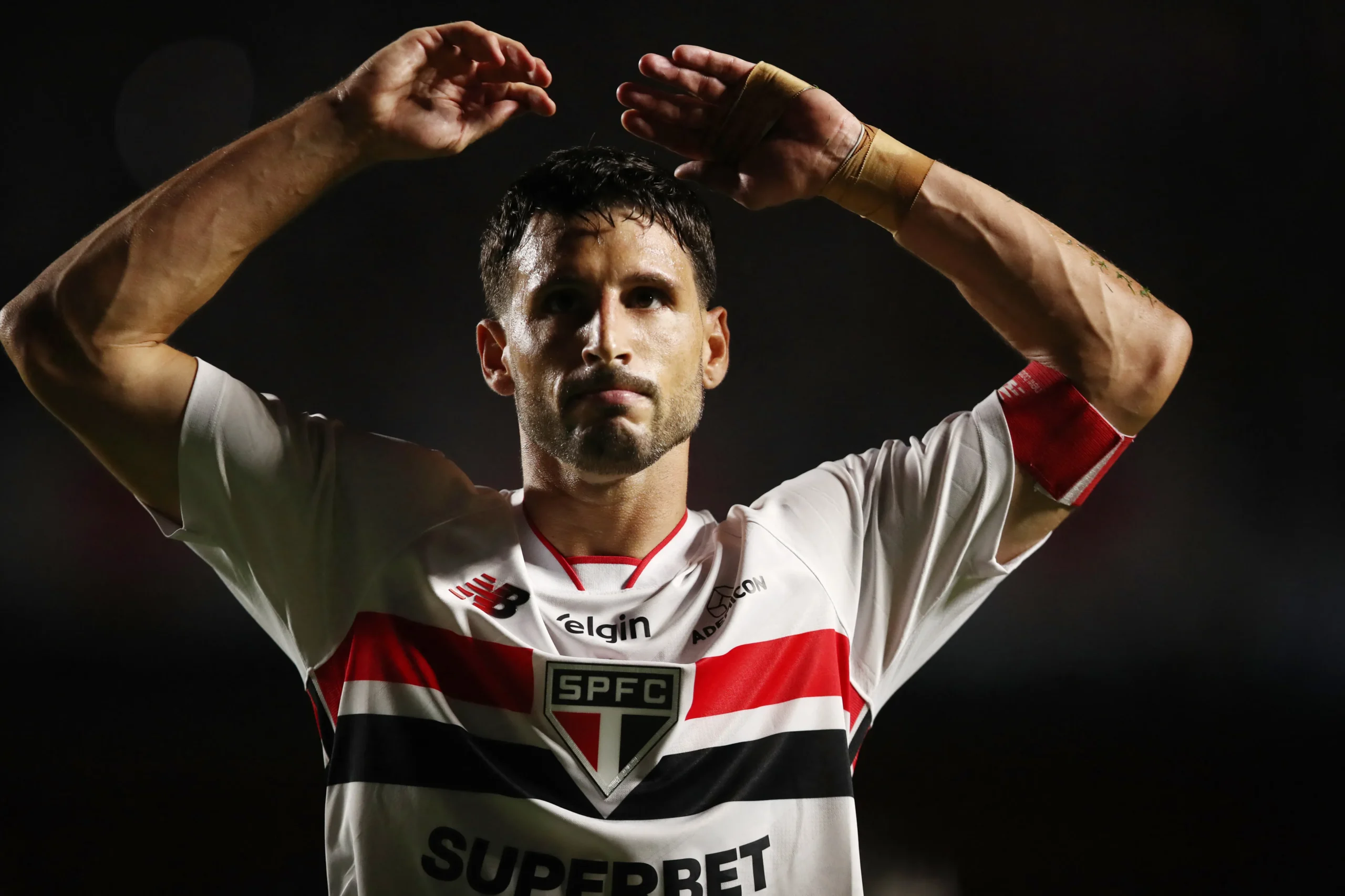 Homem analisando pontuação do time Especialista Digital Cartola no celular