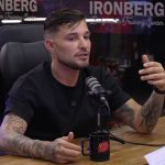 Cena de incêndio na residência dos pais de MC Gui com fumaça, chamas e bombeiros