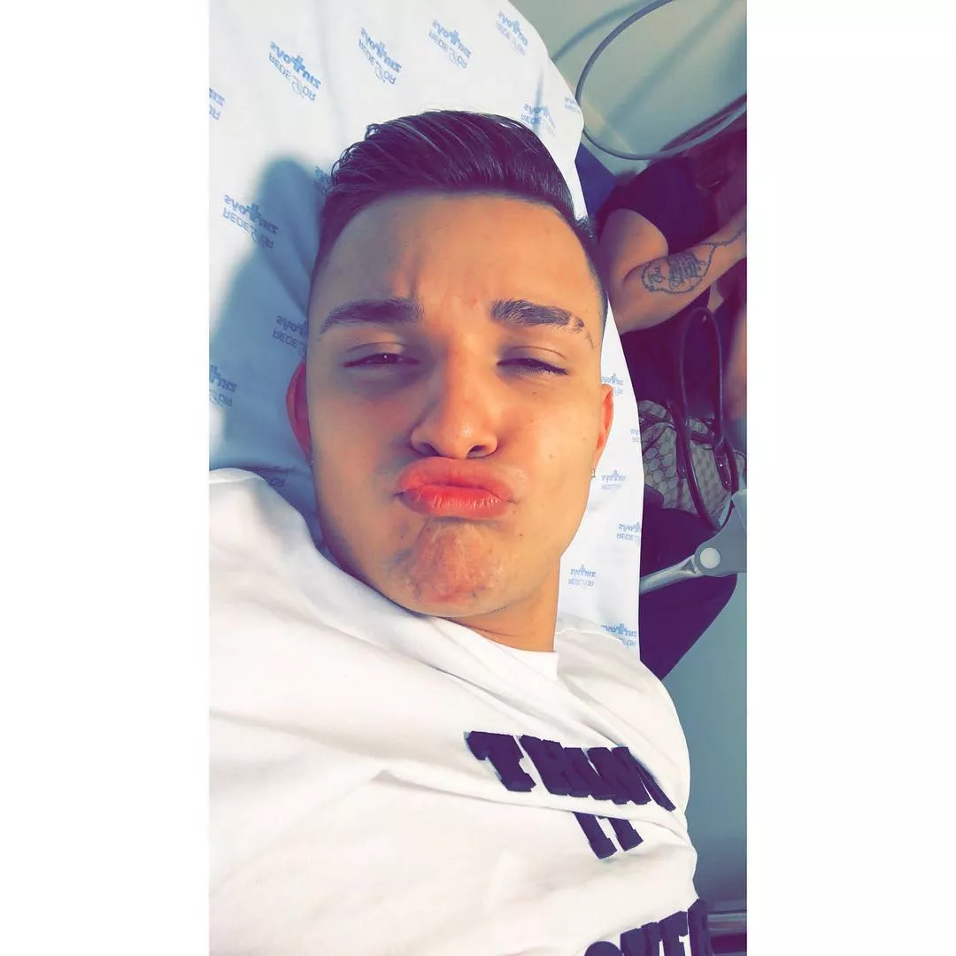 Interior da casa dos pais de MC Gui após incêndio, com bíblia intacta