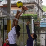 Crianças e jovens em cursos gratuitos oferecidos pela Casa Favela no Rio de Janeiro