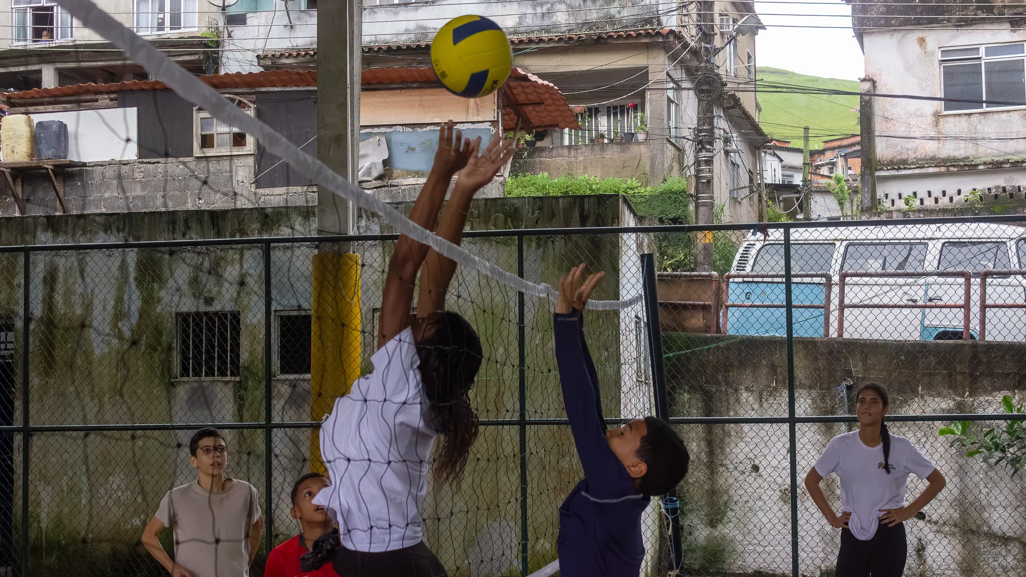 Crianças e jovens em cursos gratuitos oferecidos pela Casa Favela no Rio de Janeiro