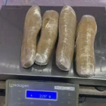 Policiais militares e um par de sapatos com droga escondida em posto de gasolina