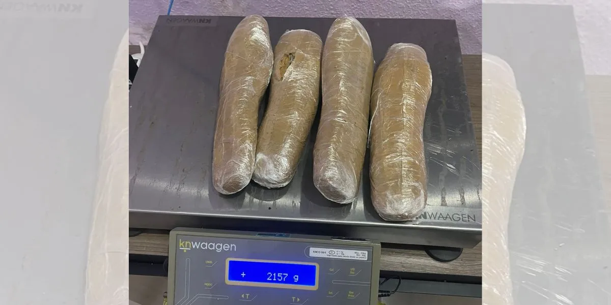 Policiais militares e um par de sapatos com droga escondida em posto de gasolina