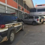 Dois policiais em frente a viatura em operação de combate ao tráfico de drogas em Janaúba.