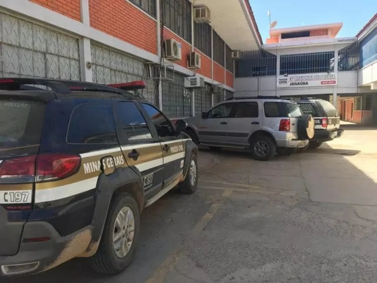 Dois policiais em frente a viatura em operação de combate ao tráfico de drogas em Janaúba.