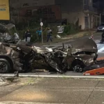 Acidente fatal em Indaiatuba com carro e semáforo, equipes de resgate presentes