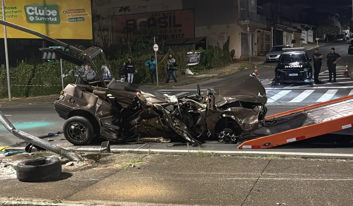 Acidente fatal em Indaiatuba com carro e semáforo, equipes de resgate presentes