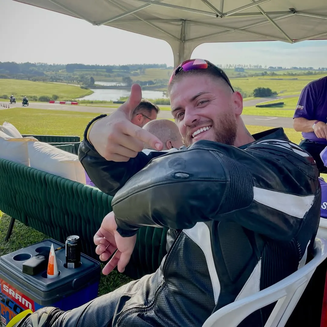 Acidente fatal em Indaiatuba com casal jovem, carro destruído e equipes de resgate.