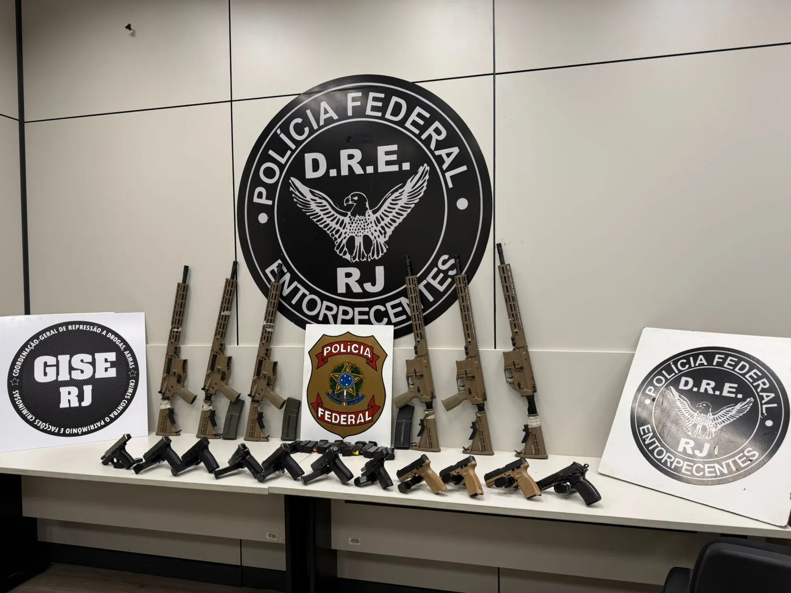 Polícia Federal, casal preso, armas apreendidas, Via Dutra, Piraí, tráfico de armas