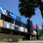 Minicursos gratuitos Casimiro de Abreu: jovens aprendendo em computadores e salas de aula