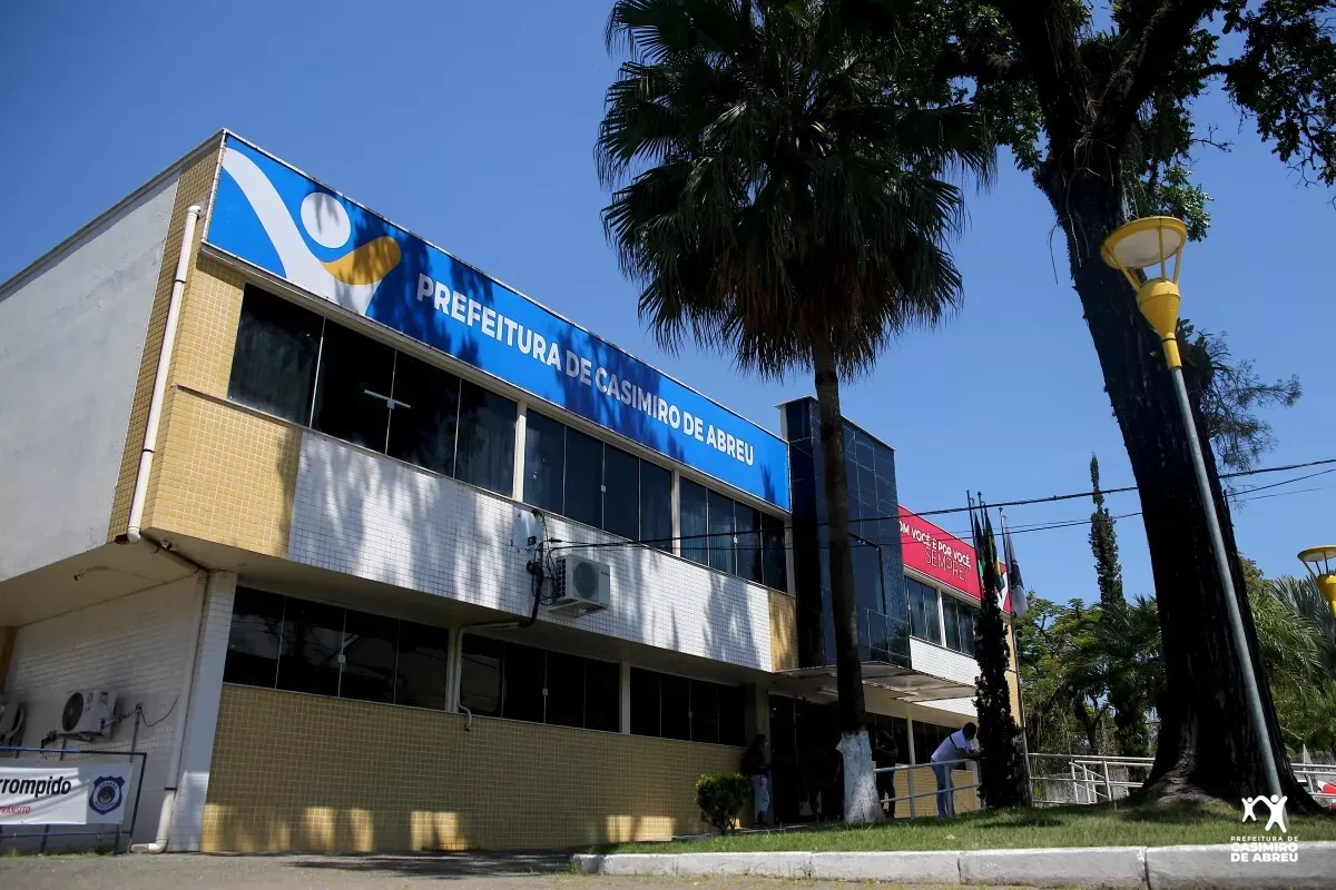 Minicursos gratuitos Casimiro de Abreu: jovens aprendendo em computadores e salas de aula