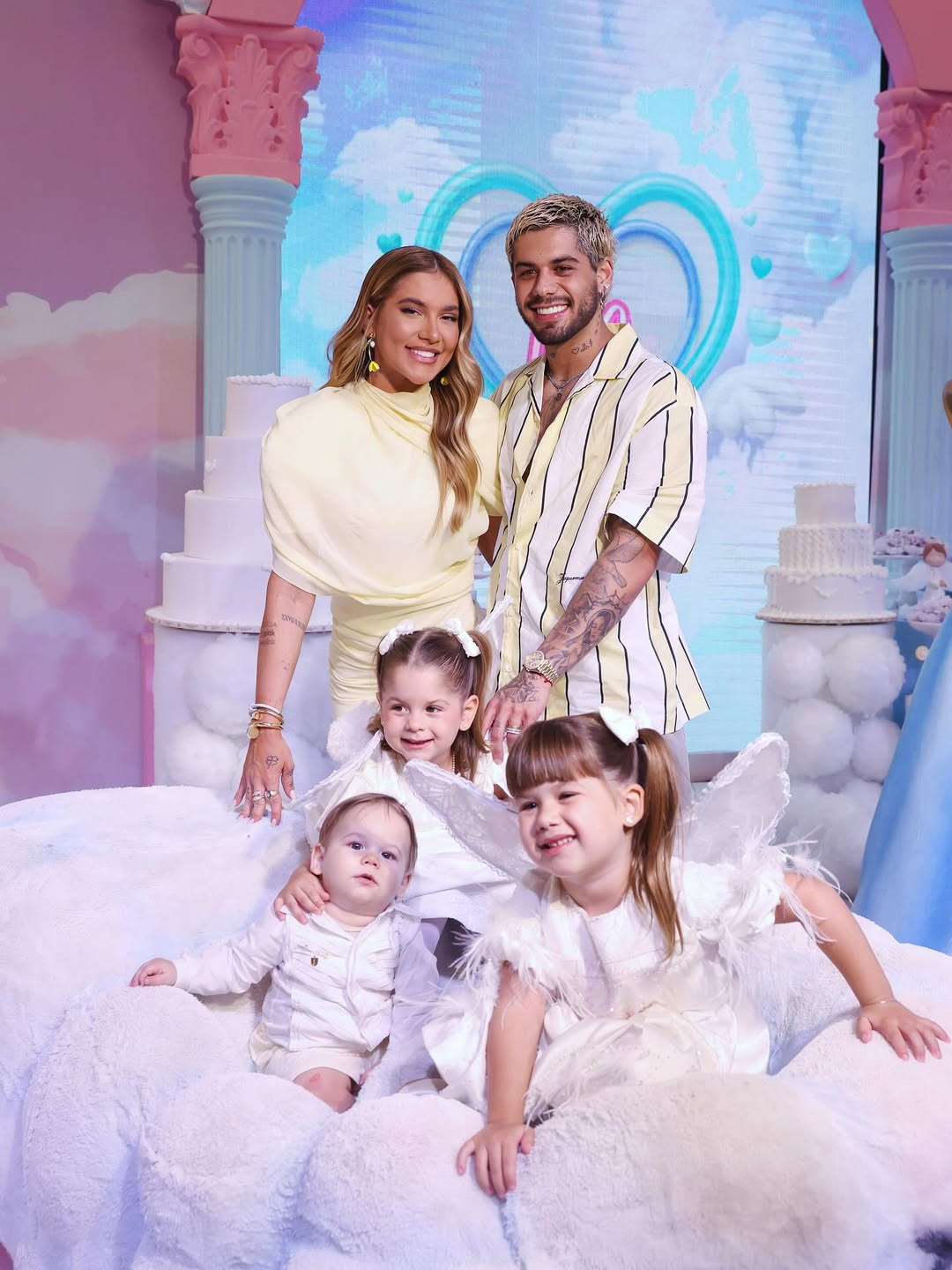 Pai e filho com passaporte e autorização para viagem internacional de filhos