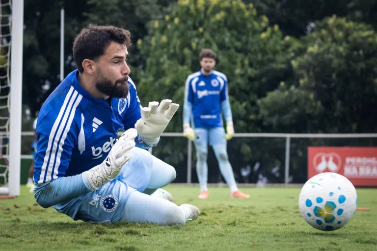Matheus Cunha defendendo pelo Cruzeiro no Brasileirão