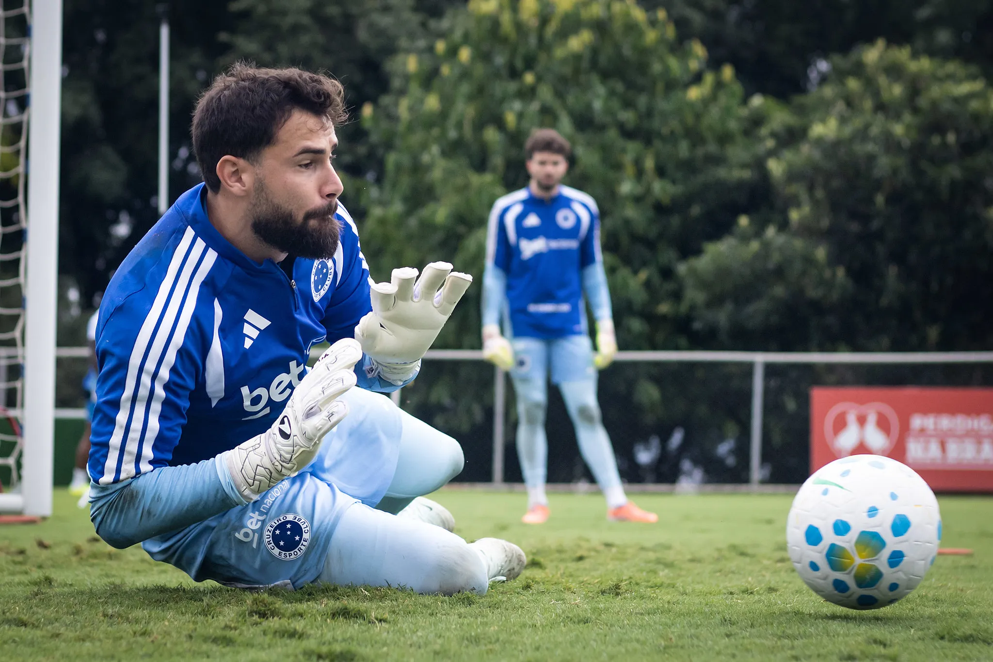 Matheus Cunha defendendo pelo Cruzeiro no Brasileirão