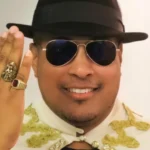 Motociclistas fazendo manobras no Festival de Cultura do Grau em Castro Alves, evento com shows e público.