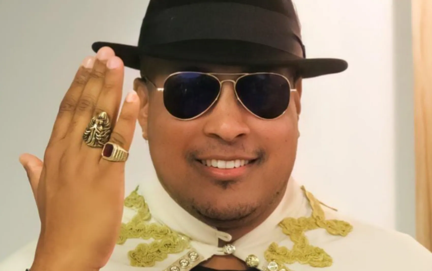 Motociclistas fazendo manobras no Festival de Cultura do Grau em Castro Alves, evento com shows e público.