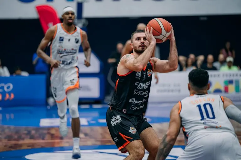 Equipe do Caxias do Sul NBB em partida decisiva contra a Unifacisa
