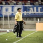 Árbitro Ramon Abatti Abel no monitor do VAR revisando puxão de camisa em lance do gol anulado do Vasco.