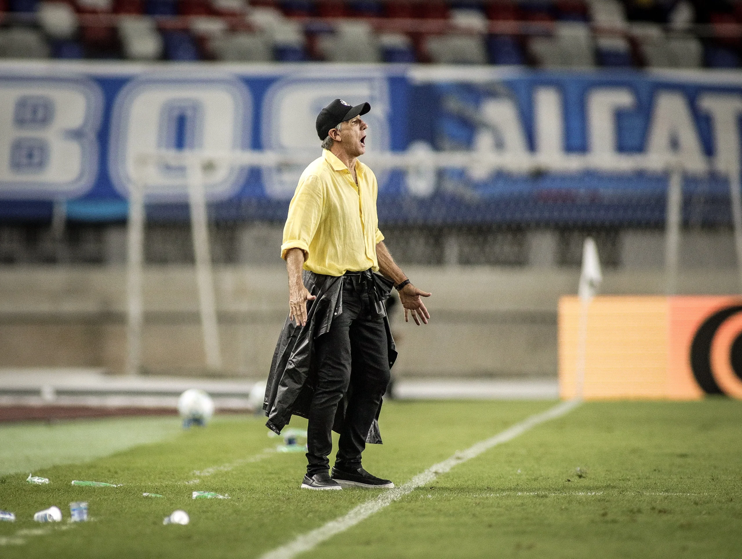 Árbitro Ramon Abatti Abel no monitor do VAR revisando puxão de camisa em lance do gol anulado do Vasco.