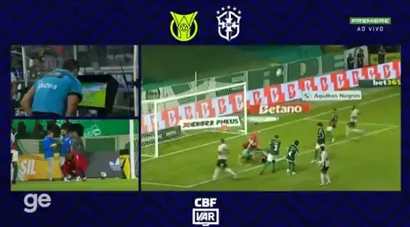 Revisão do VAR em jogo de futebol