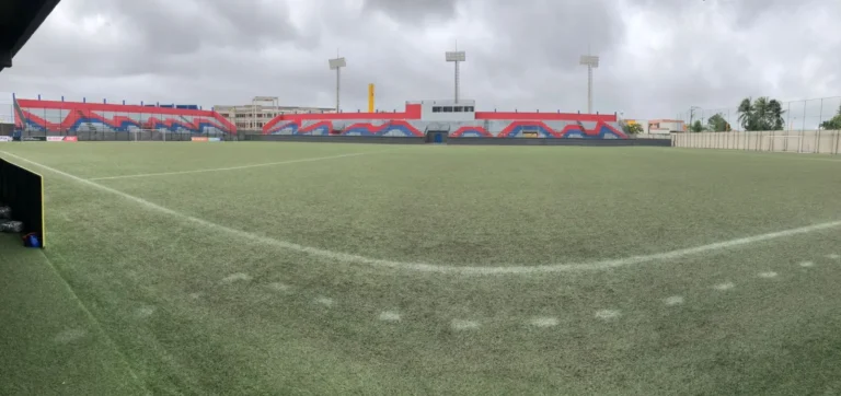 Estádio Arena Cajueiro, Feira de Santana, Bahia, com o campo de futebol vazio, aguardando a partida Jacuipense e CSA após mudança de local pela CBF.