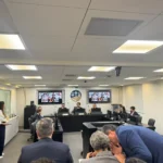 Árbitro de futebol mostrando cartão vermelho, representando novas punições à arbitragem