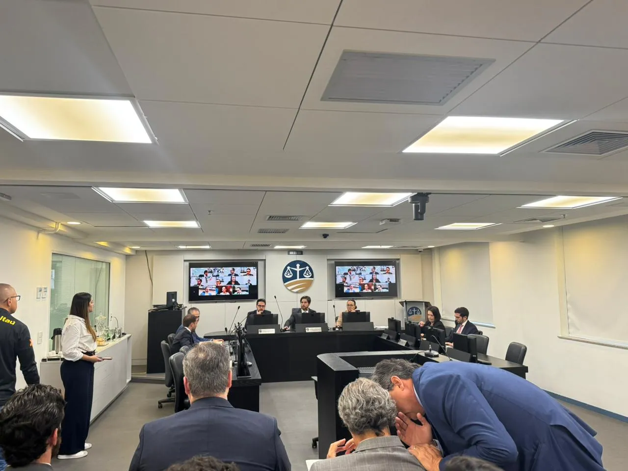 Árbitro de futebol mostrando cartão vermelho, representando novas punições à arbitragem