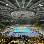 Jogadores de vôlei em ação durante os Pré-Olímpicos no Maracanãzinho, Rio de Janeiro.