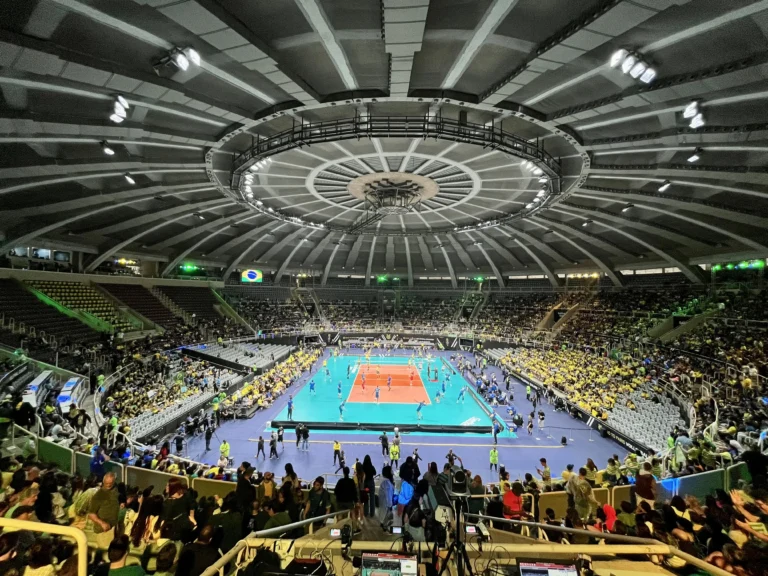 Jogadores de vôlei em ação durante os Pré-Olímpicos no Maracanãzinho, Rio de Janeiro.