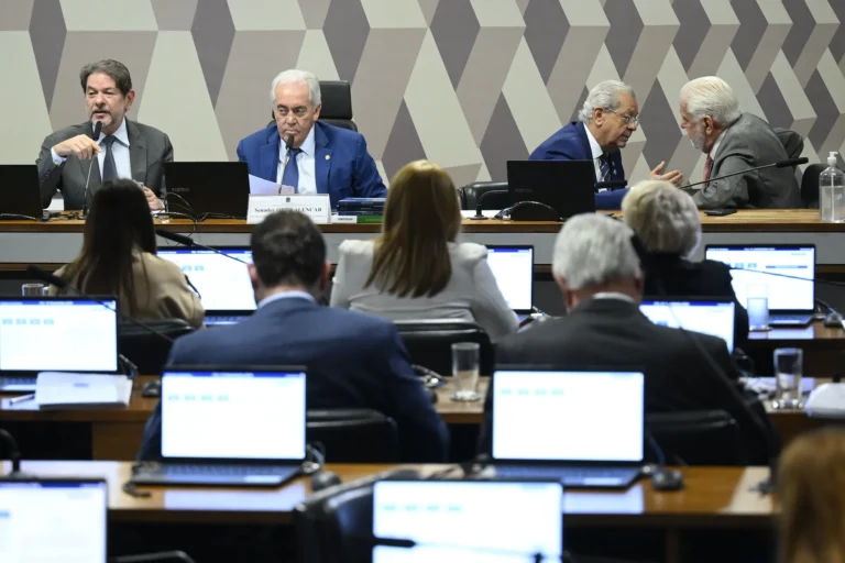 Martelo de juiz sobre documentos, Senado