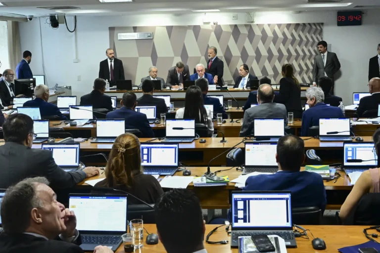 Senadores em debate sobre aposentadoria compulsória na CCJ do Senado