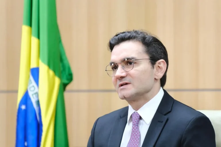 Deputado Celso Sabino discursando em Belém, anunciando pré-candidatura ao Senado pelo PDT