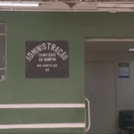 Cemitério do Bonfim BH com mato alto e túmulos danificados