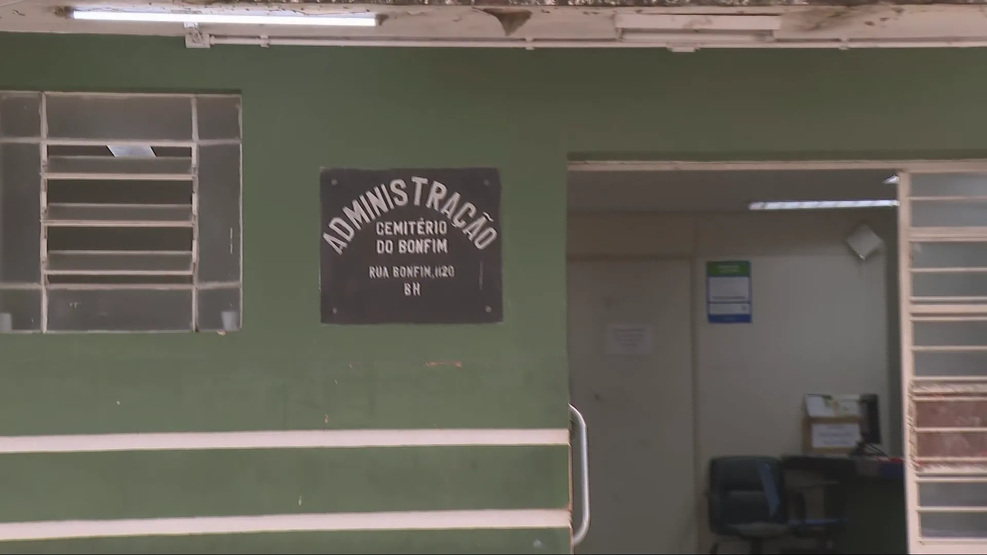 Cemitério do Bonfim BH com mato alto e túmulos danificados