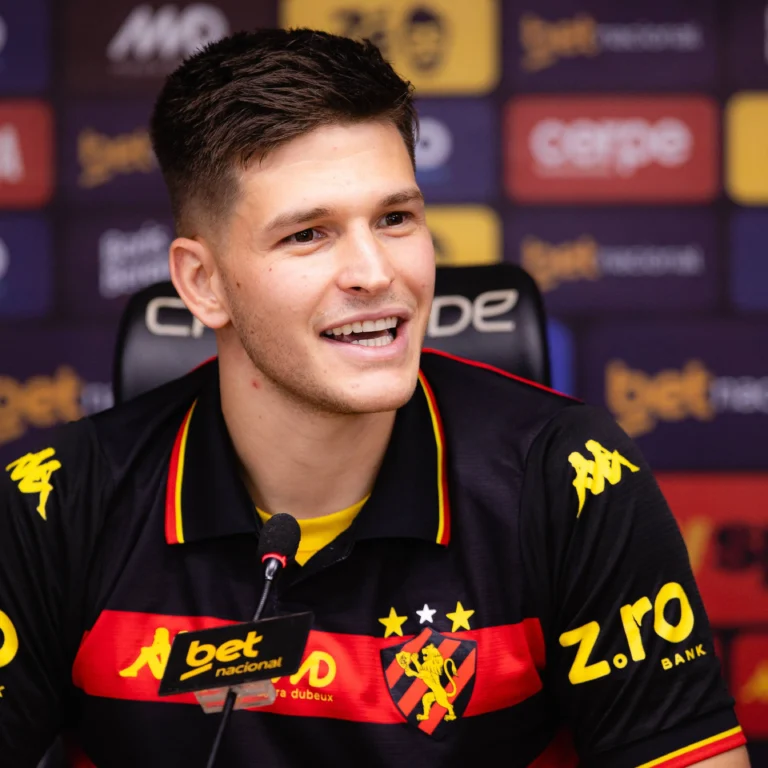 Perotti, atacante do Sport, comemorando gol contra o Avaí