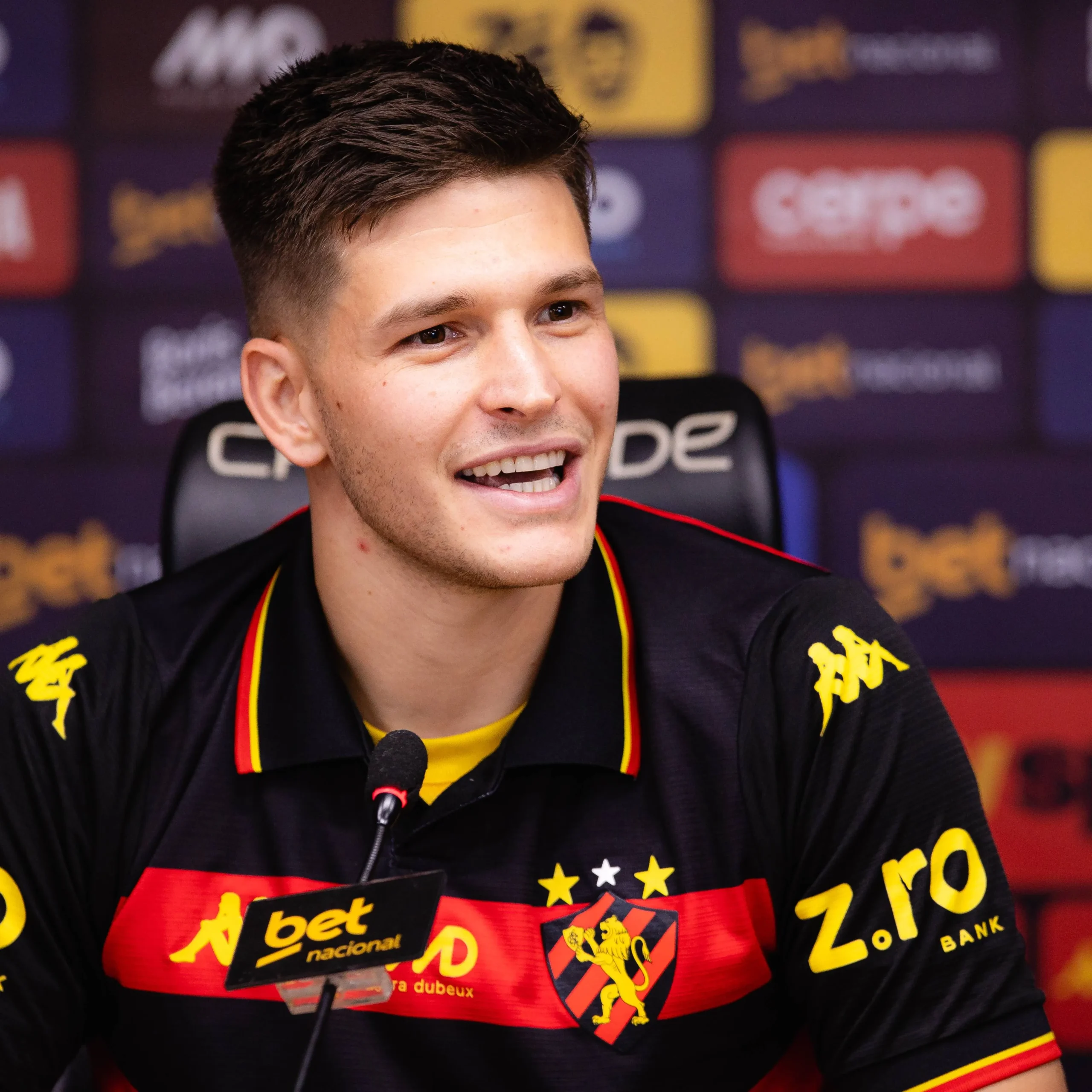 Perotti, atacante do Sport, comemorando gol contra o Avaí