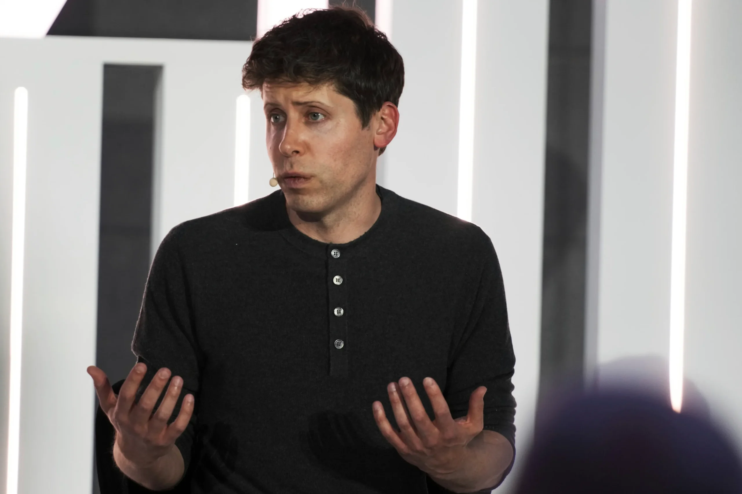 Sam Altman, CEO da OpenAI, refletindo sobre falha de segurança e pedido de desculpas