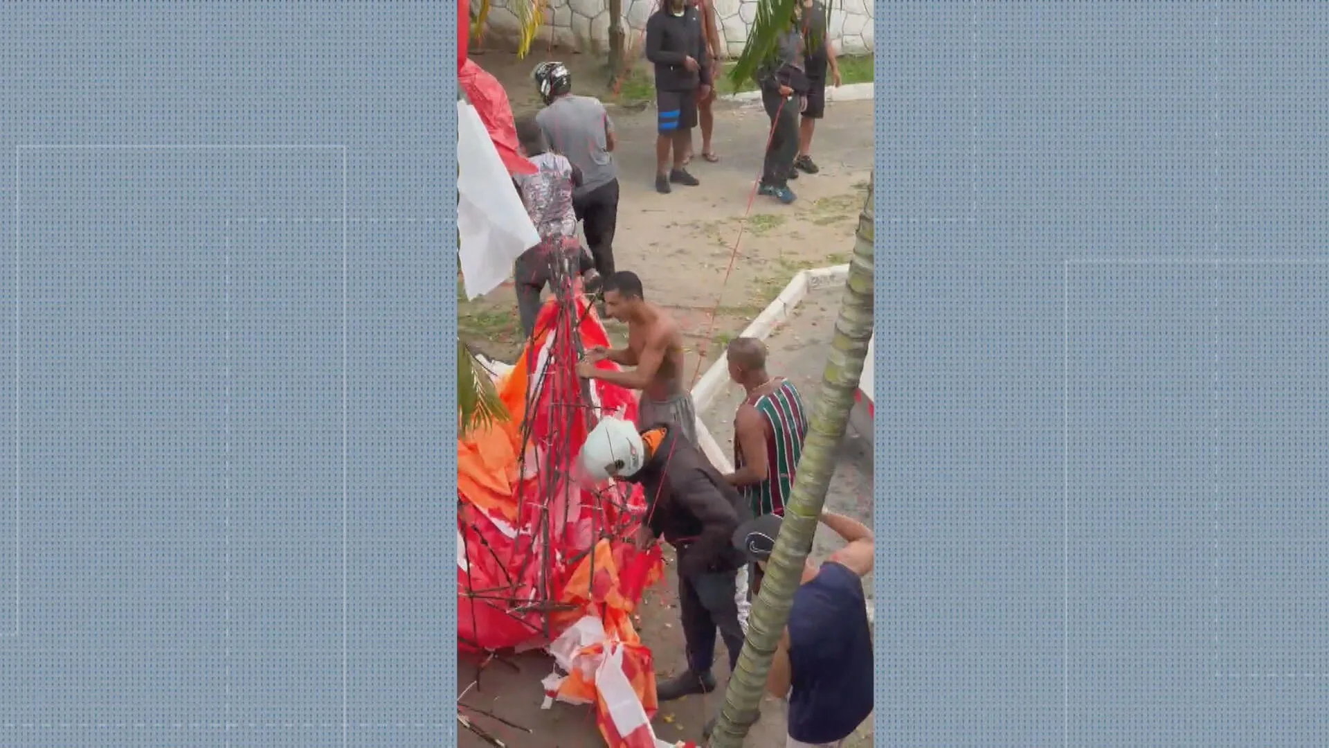 Homens armados invadindo casa de festas para resgatar balão em Marechal Hermes, Rio de Janeiro.