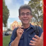 Homem em quarto de hotel após furto, mala aberta, expressão de desapontamento