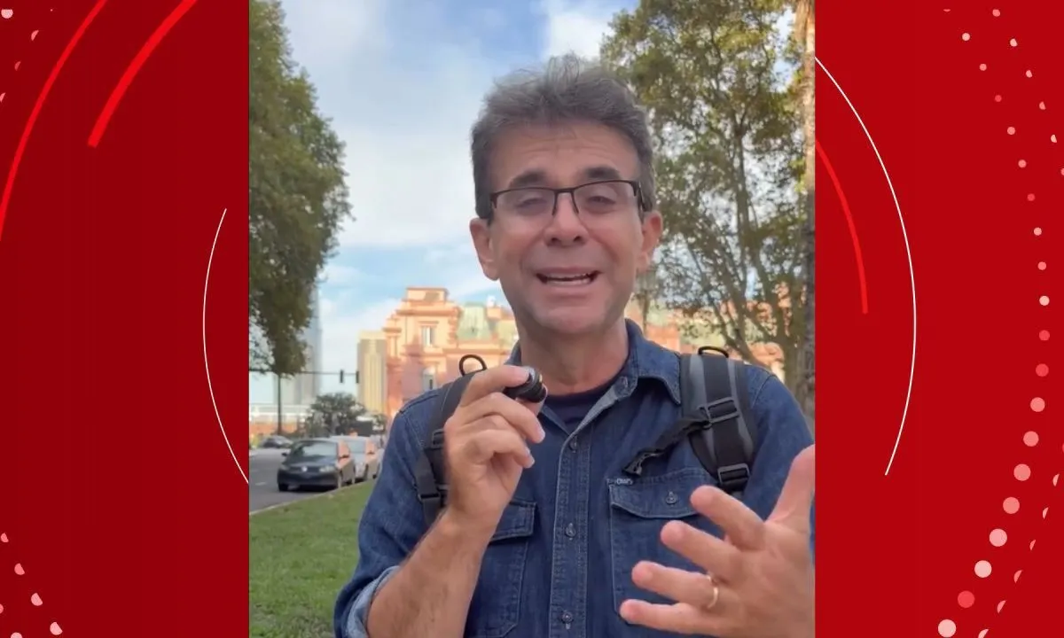 Homem em quarto de hotel após furto, mala aberta, expressão de desapontamento