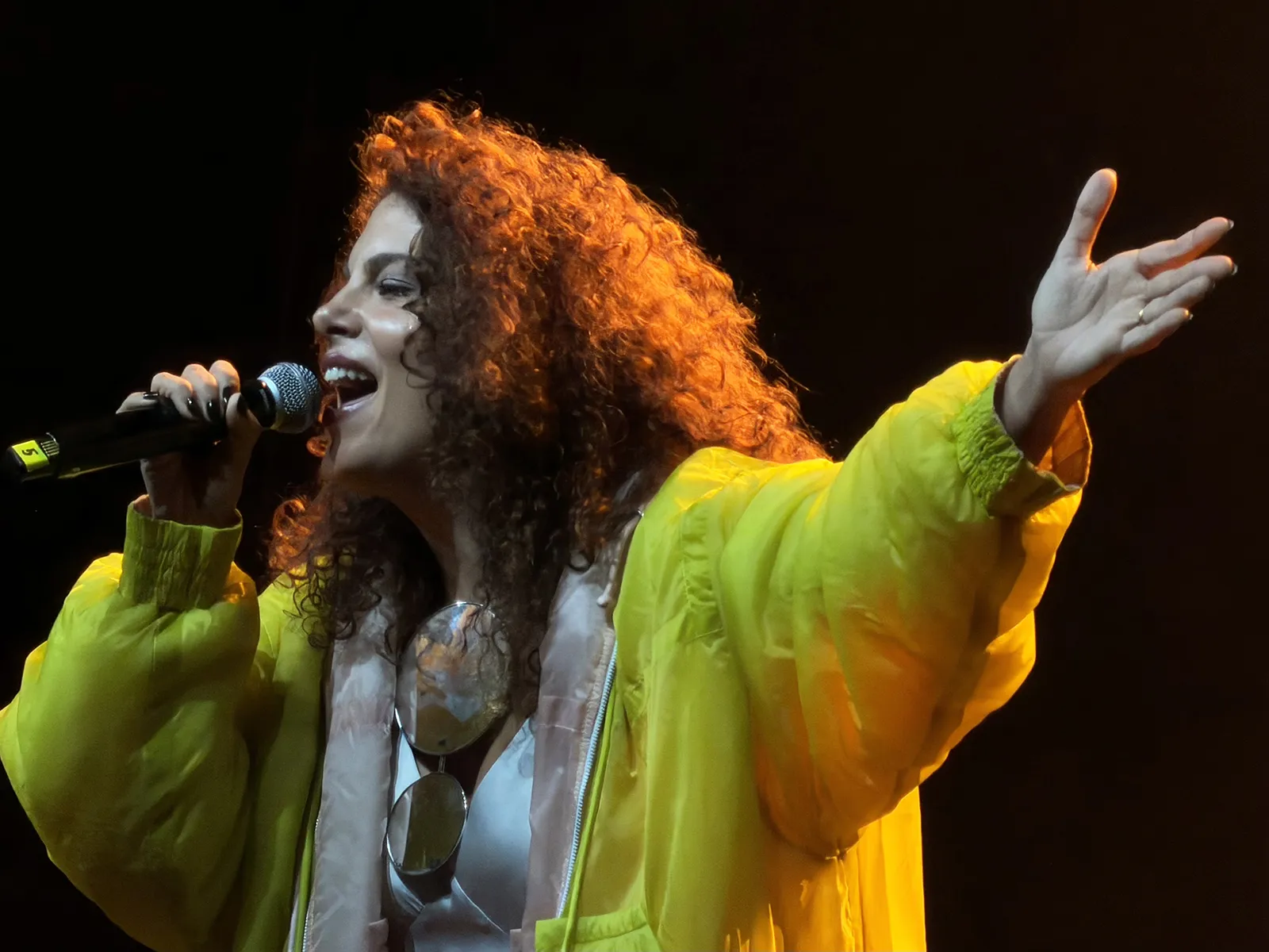 Céu cantando no palco do Vivo Rio durante o show de 20 anos de carreira, com projeções visuais ao fundo e banda.