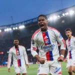 Endrick comemorando gol, camisa do Lyon, jogo contra PSG