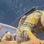 Mesa de negociações entre Irã, EUA e Paquistão, simbolizando a busca por diálogo em meio à tensão geopolítica.