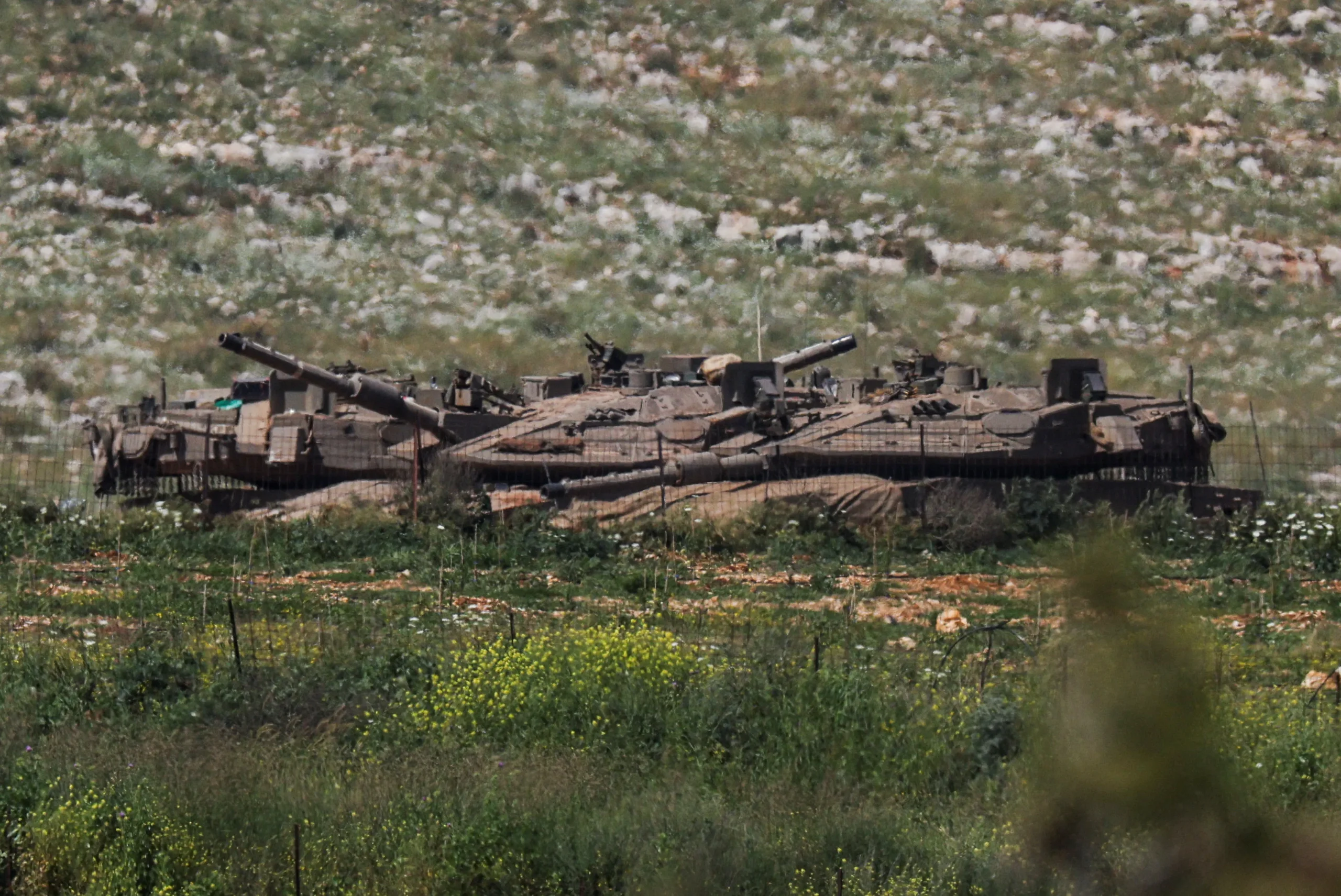 Chanceler do Irã em Islamabad, Paquistão, após encontro com Omã e cancelamento de negociações com EUA, em meio à crise diplomática e militar.