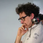 Carro da Audi F1 no pit lane com mecânicos, motor com problemas