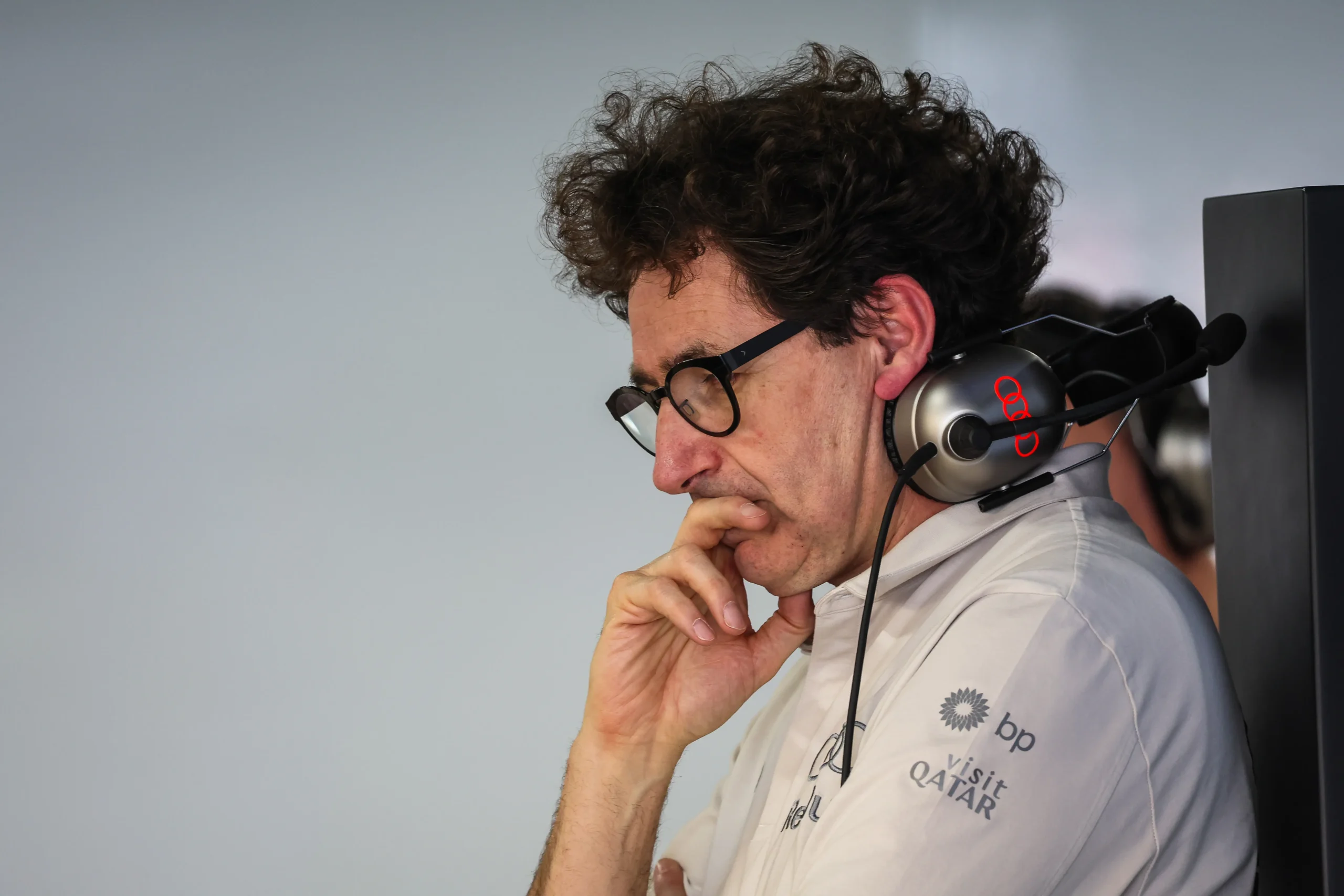 Carro da Audi F1 no pit lane com mecânicos, motor com problemas