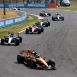 Grupo de chefes de equipe e oficiais da FIA em reunião para discutir o regulamento da Fórmula 1 2026.